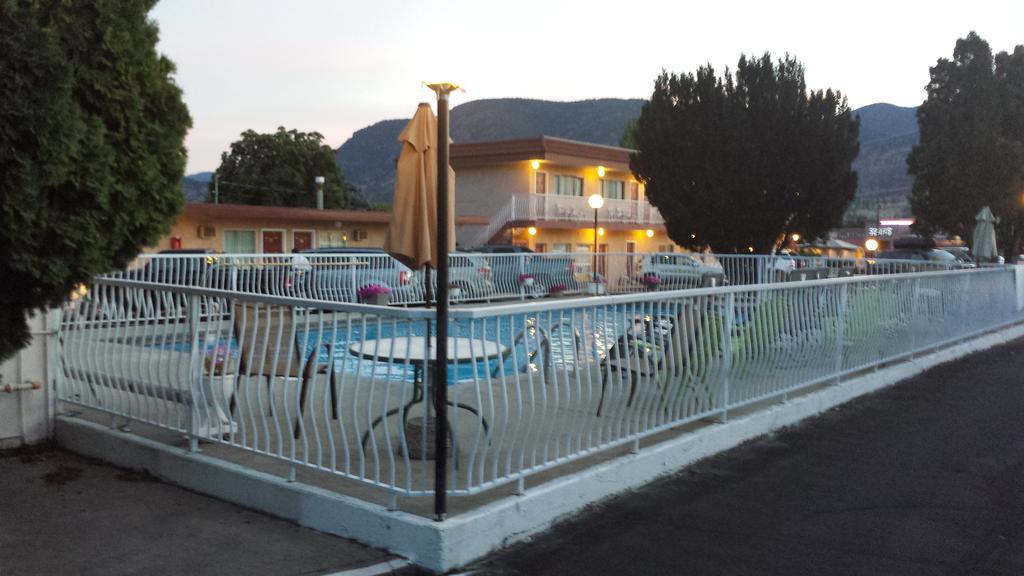Swiss Sunset Inn ペンティクトン エクステリア 写真