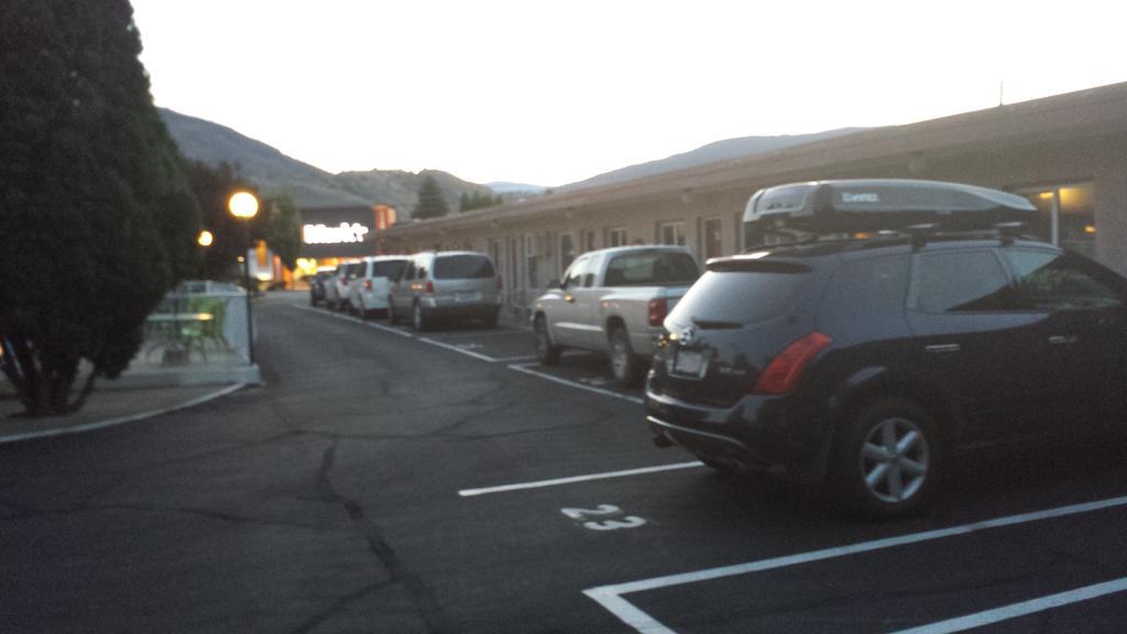 Swiss Sunset Inn ペンティクトン エクステリア 写真