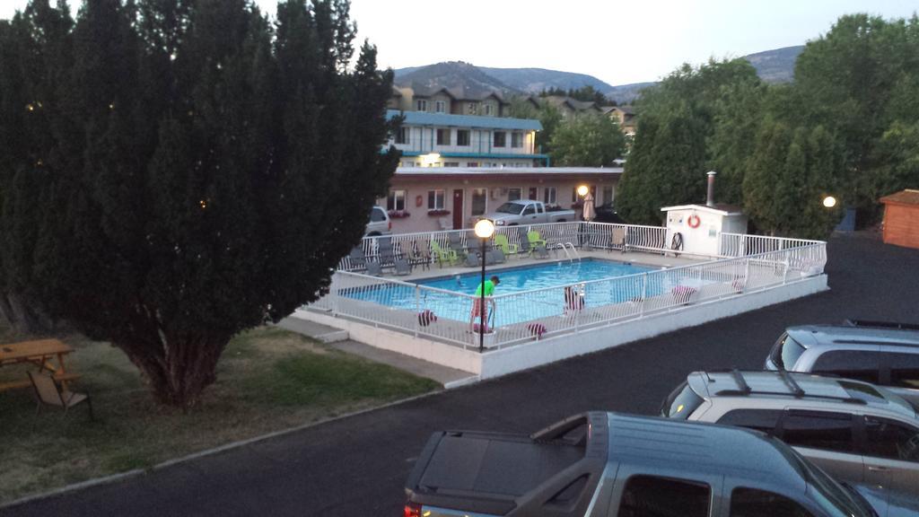 Swiss Sunset Inn ペンティクトン エクステリア 写真