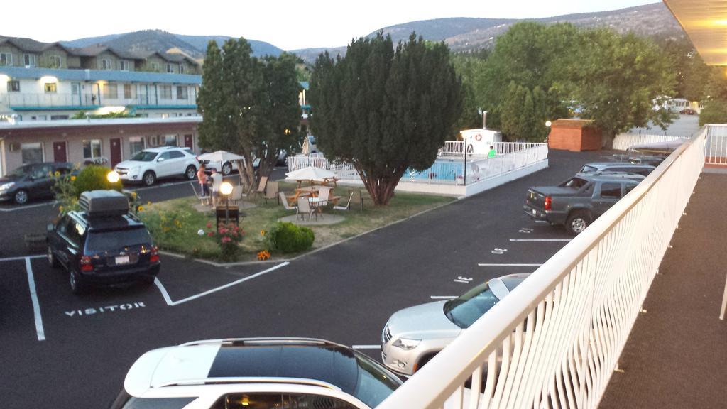 Swiss Sunset Inn ペンティクトン エクステリア 写真