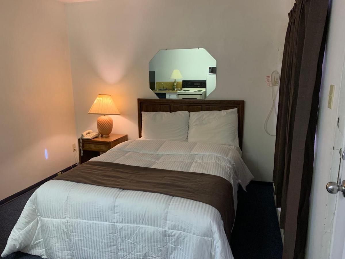 Swiss Sunset Inn ペンティクトン エクステリア 写真