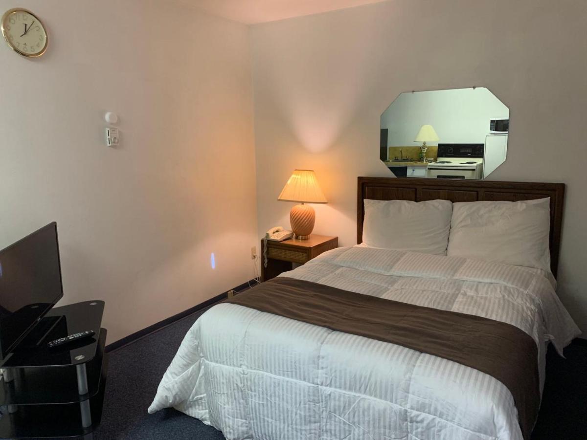 Swiss Sunset Inn ペンティクトン エクステリア 写真