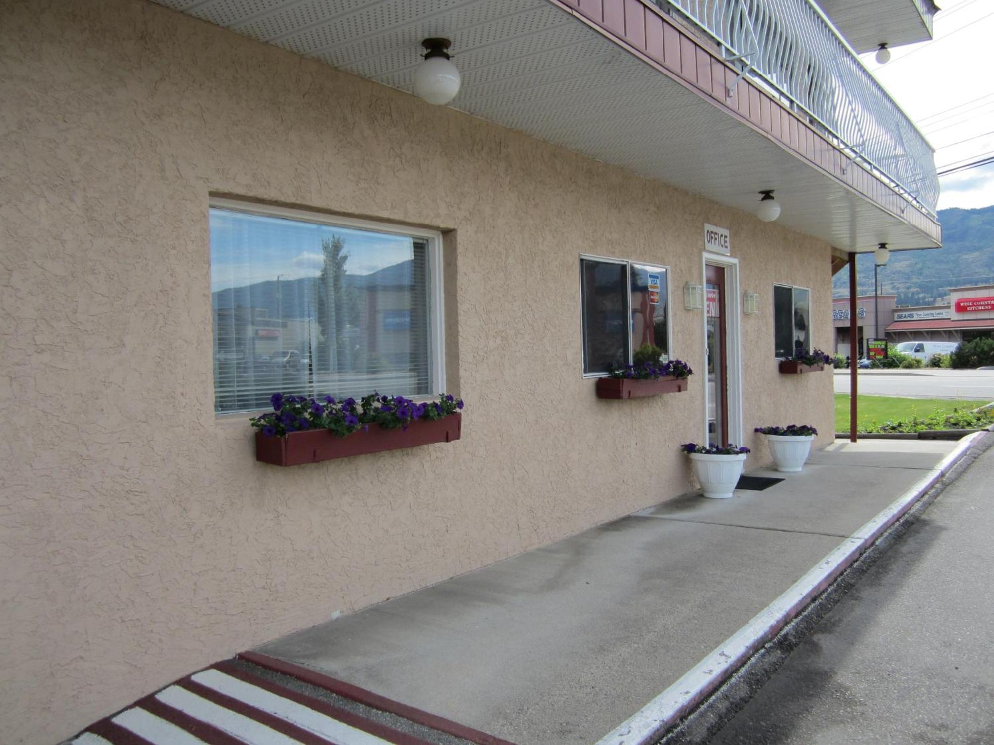 Swiss Sunset Inn ペンティクトン エクステリア 写真