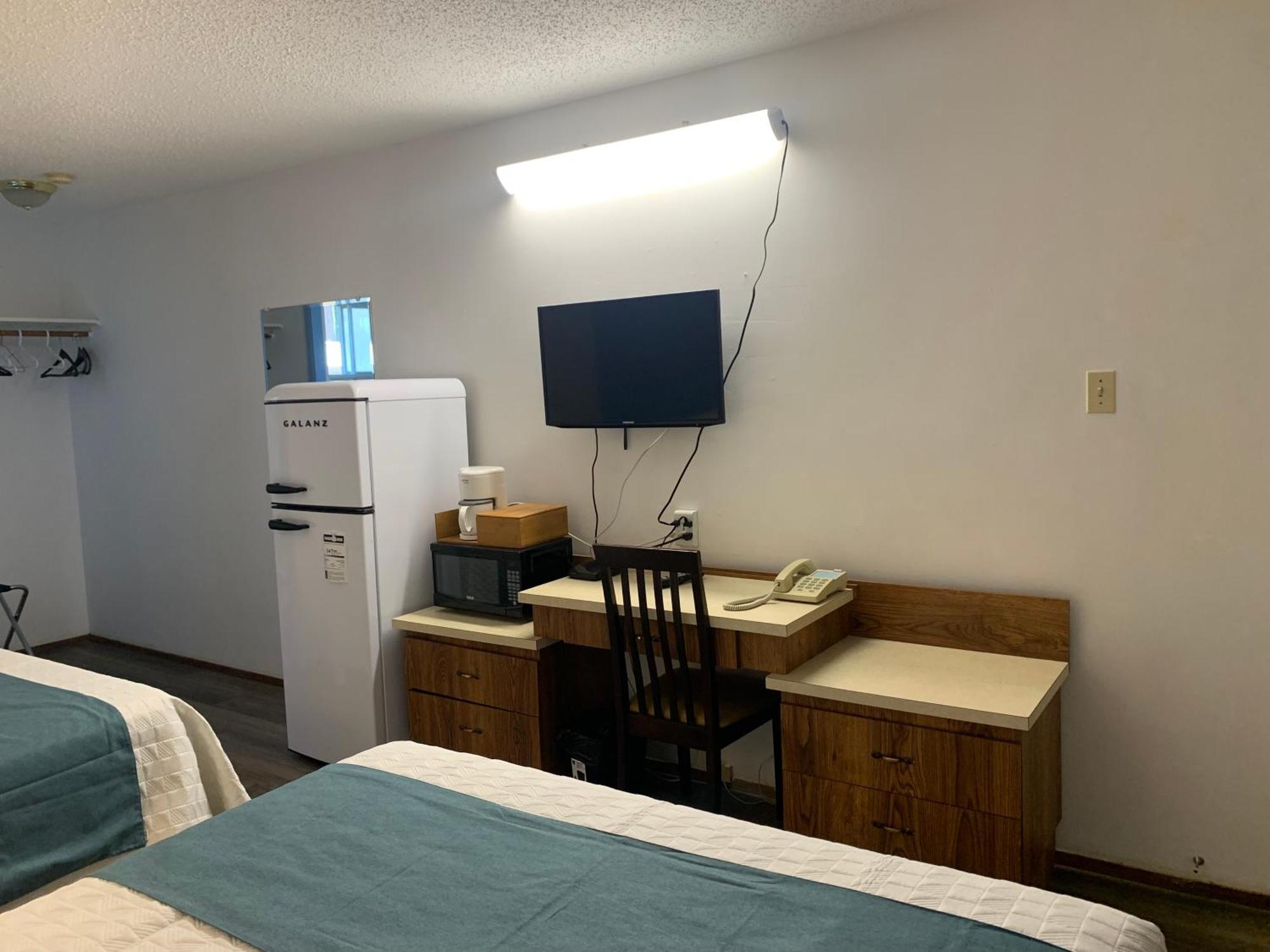 Swiss Sunset Inn ペンティクトン エクステリア 写真