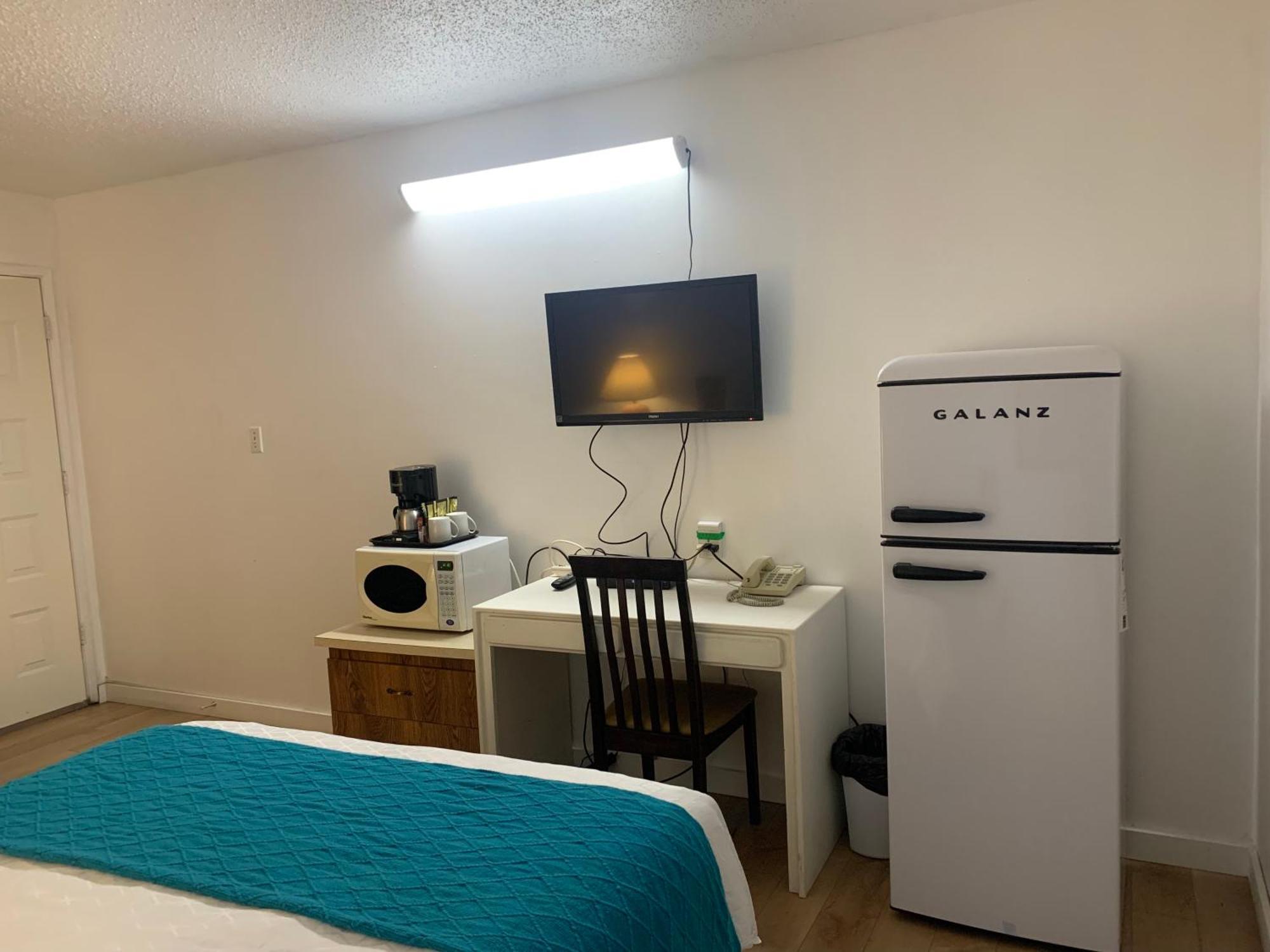 Swiss Sunset Inn ペンティクトン エクステリア 写真