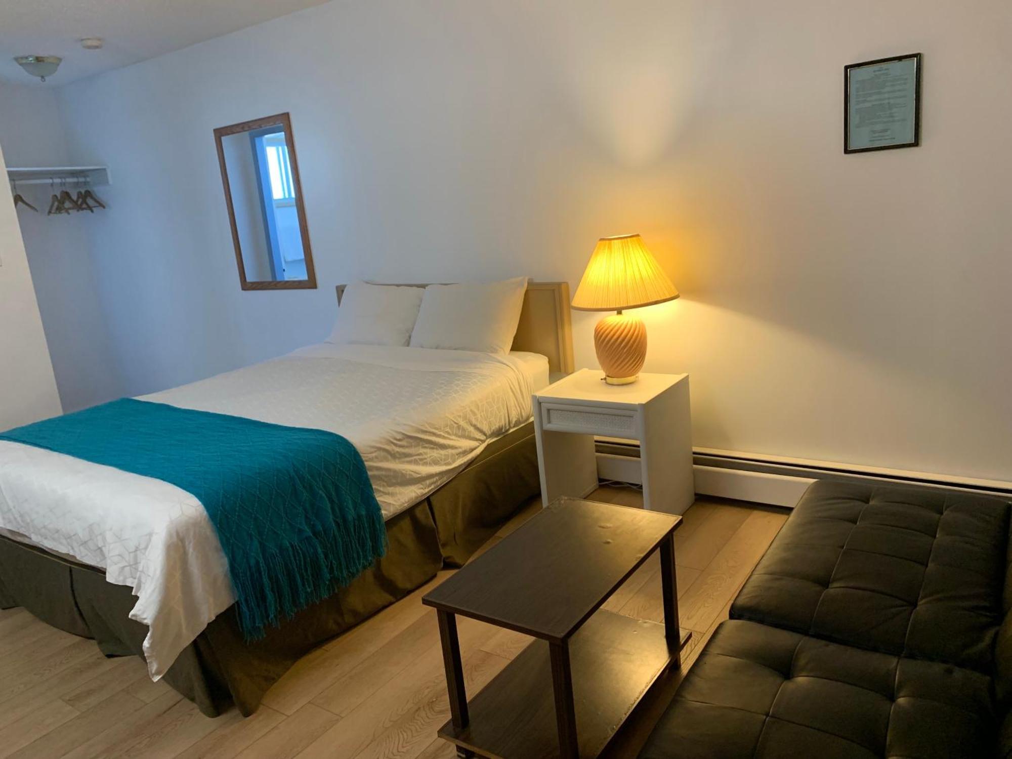 Swiss Sunset Inn ペンティクトン エクステリア 写真